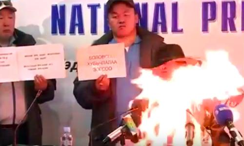 Mongolian trade unionist burns himself alive in a shocking act of protest (VIDEO)