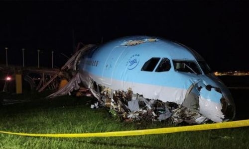 Korean air plane overshoots runway at Philippines airport after failed landing attempts