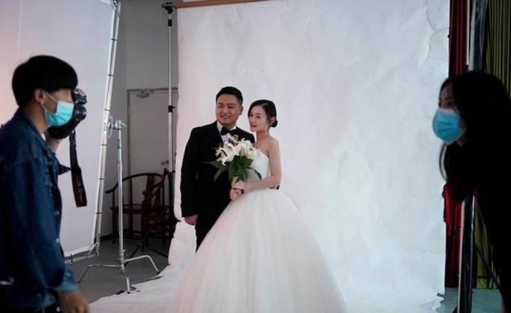 Wedding preparations resume in Wuhan