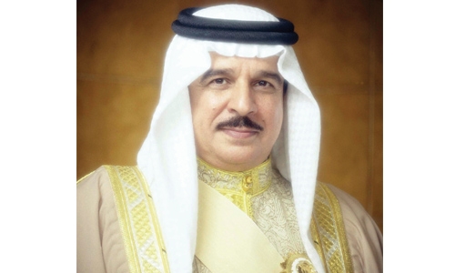 King Hamad greets journalists on World Press Freedom Day