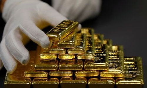 Gold climbs as dollar dips 