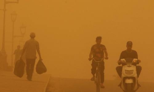 Sandstorm closes schools, offices and halts flights in Iraq