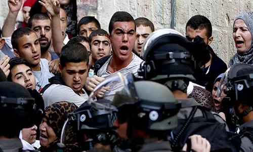 Palestinian students clash with Israeli police