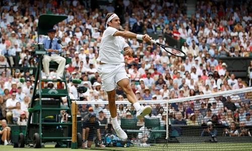 Federer survives early blip