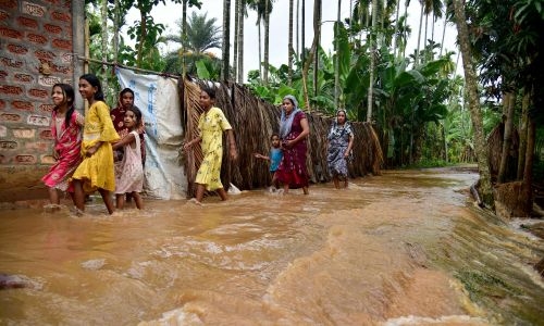 Cyclone toll in Bangladesh and India rises to 65