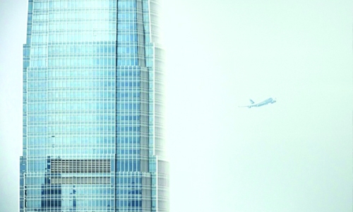 Cathay Pacific flies Boeing 747 over Hong Kong one last time