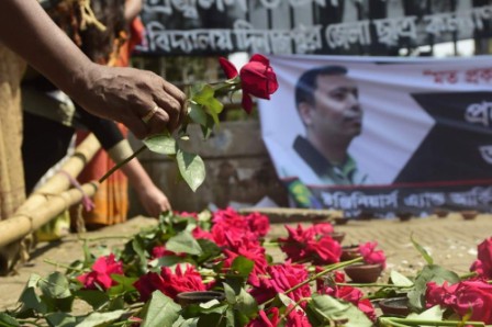 Bangladesh arrests militant chief over blogger murders