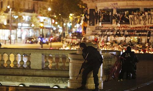 Scenes of panic in false alarm in central Paris after attacks