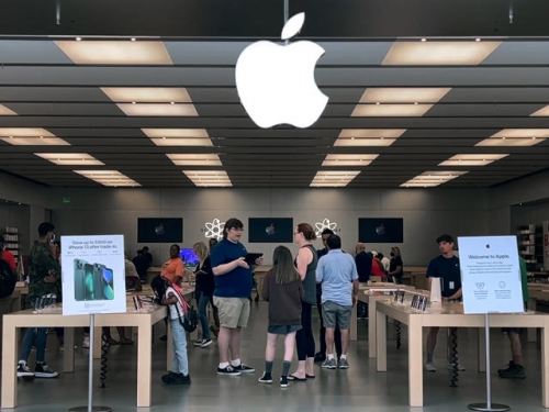Unionised US Apple store votes to authorise strike
