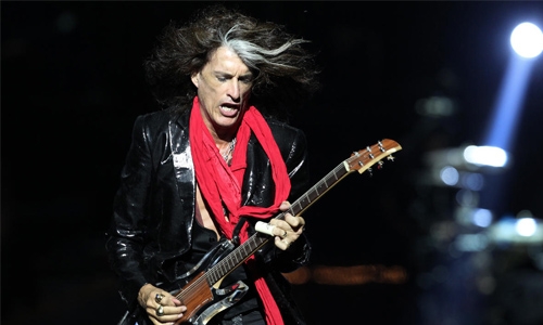 Aerosmith's Joe Perry collapses in concert