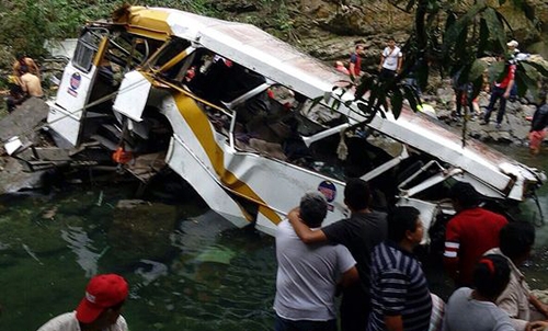 Bus plunges into river in Mexico: 21 dead