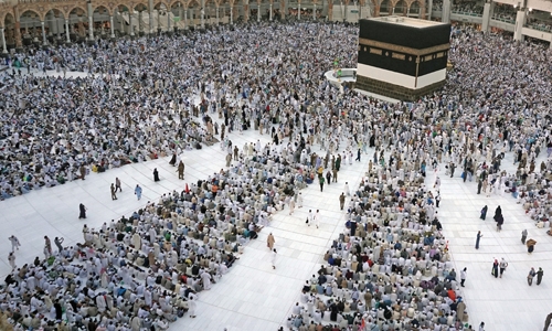 2 m Muslims gather for haj