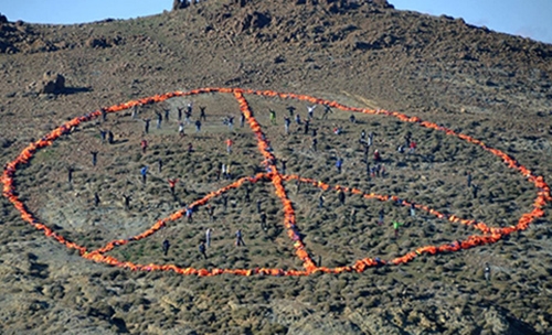 Aid groups create huge peace sign of life jackets on Greek isle