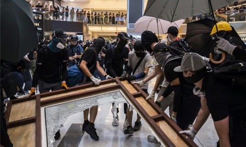 Fresh Hong Kong clashes outside mall