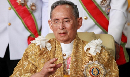 Ailing Thai king treated for water on brain