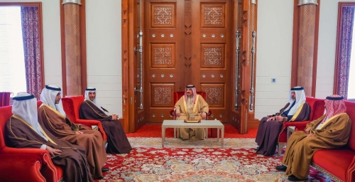 His Majesty King Hamad Highlights Sustainability and Environmental Conservation in Meeting with Officials