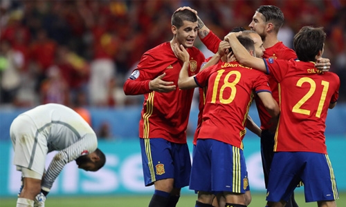 Spain cruise to last-16 with Turkey win