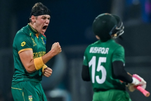 Ton-up De Kock leads South Africa's World Cup rout of Bangladesh
