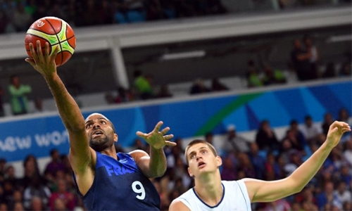 Parker's clutch shot lifts France over Serbia