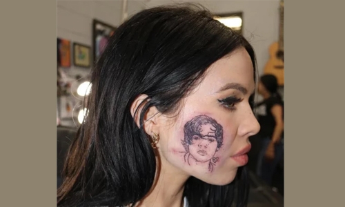 Kelsy gets Harry Styles’ face tattooed on her cheek