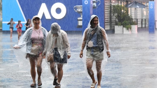 Rain Disrupts Australian Open Kickoff, Top Players Advance