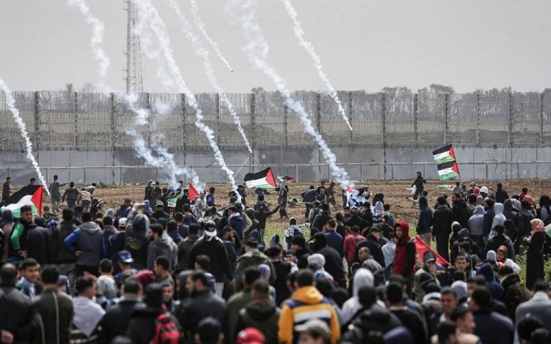 Tens of thousands protest at Gaza-Israel border