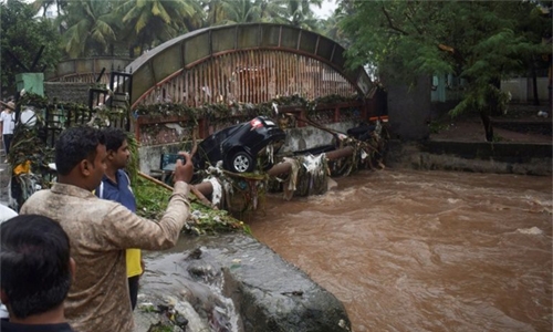 Heavy rains kill 17 in western India
