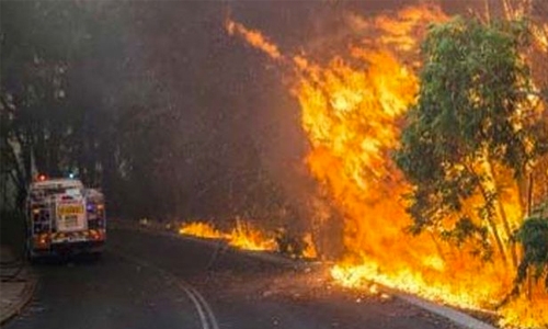 Raging bushfire devastates Australian town