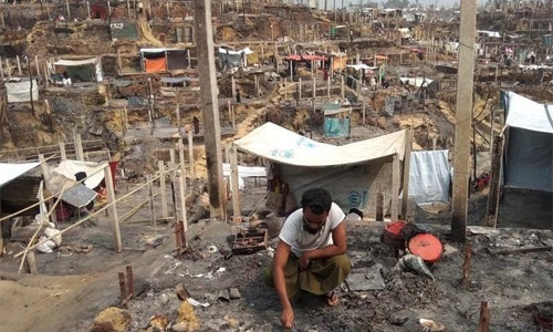 Rohingya refugees in Bangladesh rebuild huts after deadly fire