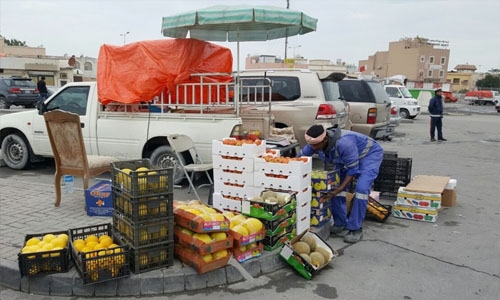 43 gets peddlers’ permits to sell fish, fruits, vegetables in Manama