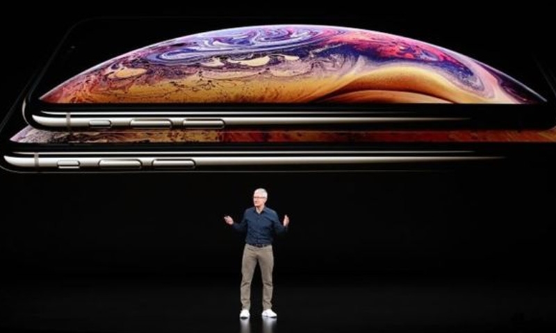 Apple unveils iPhone Xs premium phones in 2 sizes