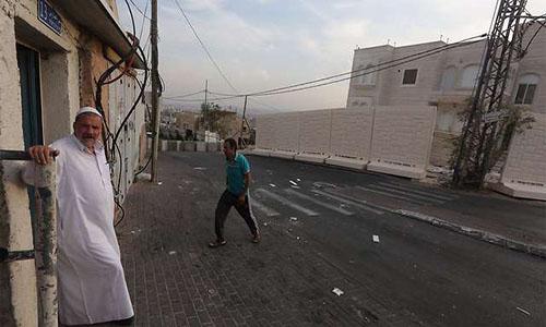 Israel erects wall to protect Jews in east Jerusalem