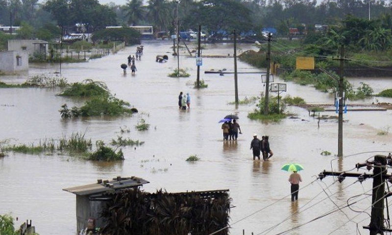 Flash floods kill 27 in South India