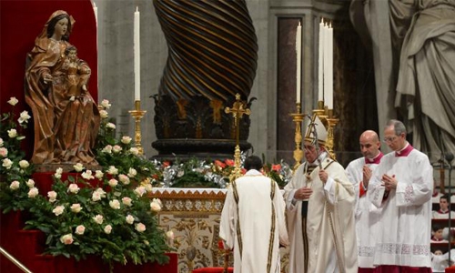 Pope urges return to simple values at Christmas