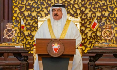 HM the King receives royal family, officials, top students