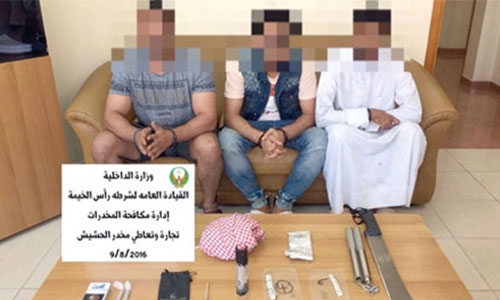 RAK drug dealers resist cops with tear gas - 6 dealers arrested