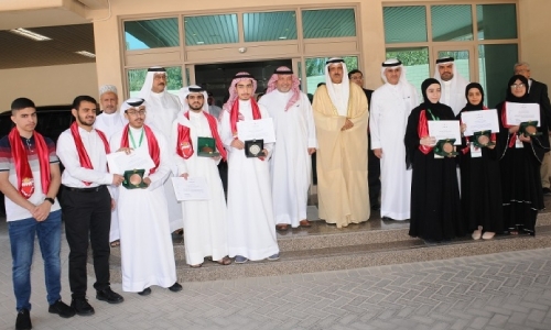 Education Minister receives outstanding students