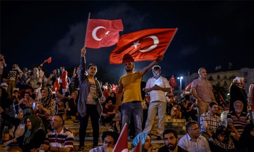 Turkey in new raids against suspected coup plotters