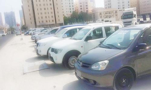 Illegal car salesmen exploit Bahrain public property 