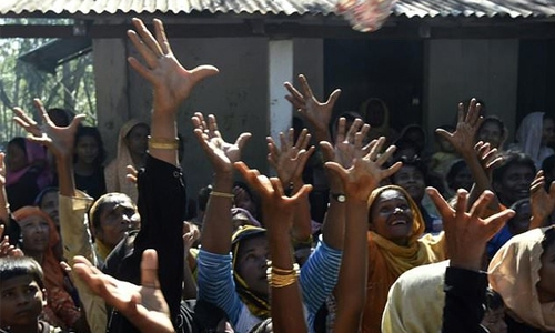 Rohingya refugees forced to scramble for aid in Bangladesh