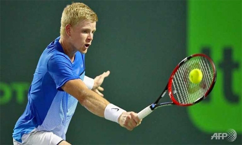 Briton Edmund advances on Estoril clay