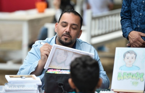 Bahraini cartoonist makes people happy by sketching them