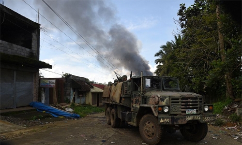 Philippines warns Islamist militants to surrender or die