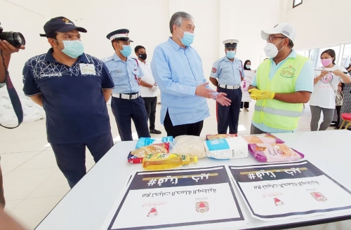 Capital Governorate continues distribution in food drive