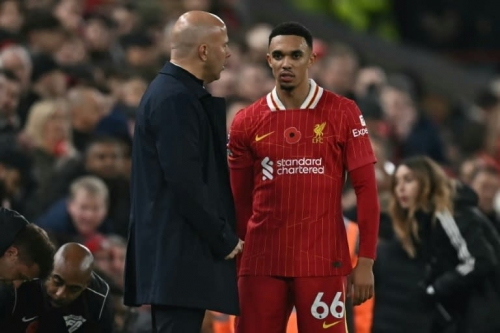 Liverpool’s Slot says contract issues not affecting Alexander-Arnold’s form