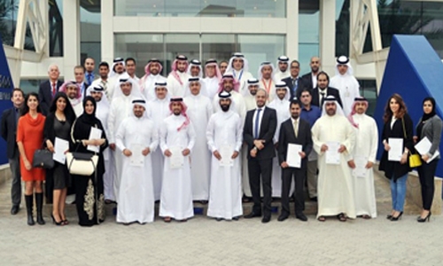  Transportation minister attends graduation ceremony	