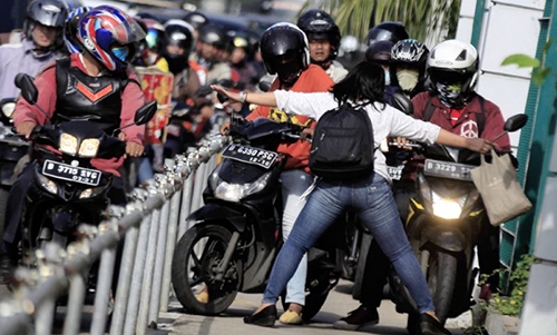 Indonesian becomes Internet hit after taking on motorbikes