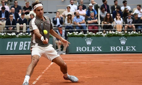 Federer marks Paris return with victory