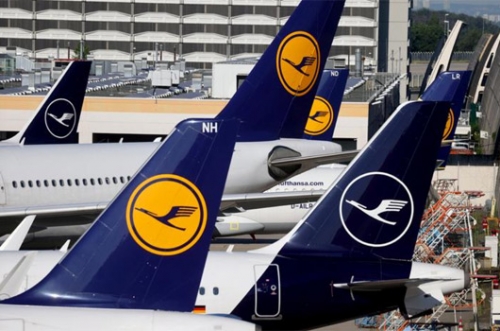 Lufthansa warns of higher cash drain, restructuring costs in fourth quarter