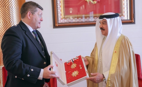 HM King Hamad confers Bahrain Order-First Class on UK envoy